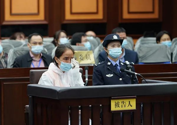 她,被控告经过专任司机或自己收了1344.567052万(图1) 她,被控告经过专任司机或自己收了1344.567052万(图1)
