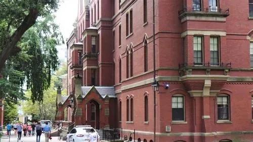 由于申请“间隔年”和远程学习的学生人数众多,哈佛大学秋季学期只有25%申请入住宿舍。(美国《世界日报》/唐嘉丽 摄)