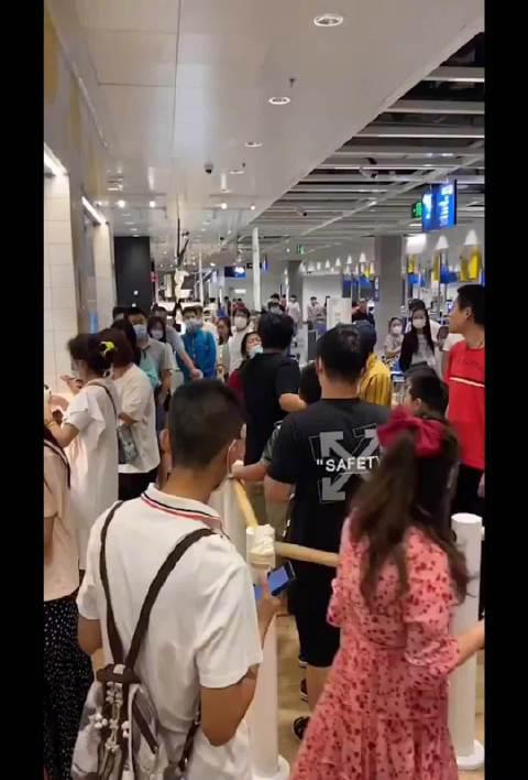 青岛宜家发生了打架斗殴事件，一开始……_新浪新闻