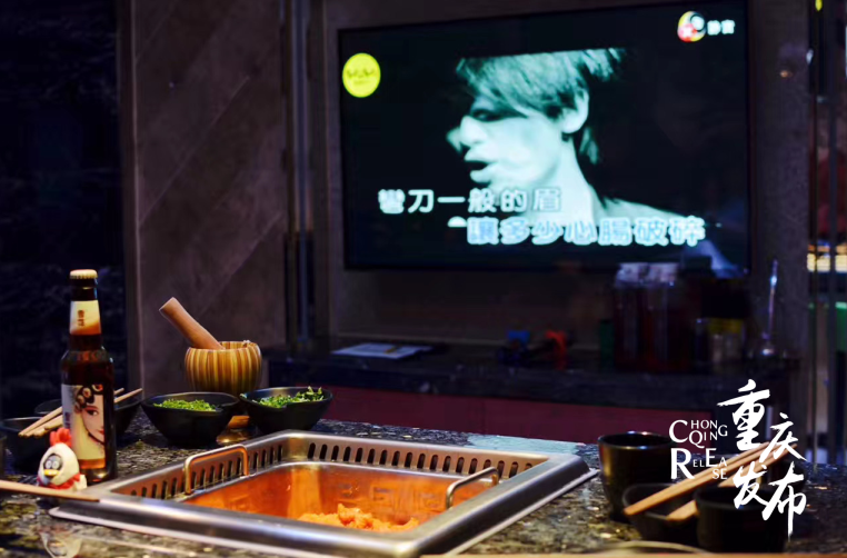 市民边吃暖锅边唱KTV 邹乐 摄
