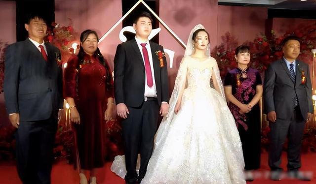 大衣哥儿子结婚,俩妈穿旗袍比美,网友:好好保养吧,别到时输了