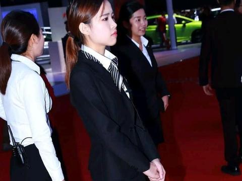 车展上难得一见的后勤人员,却比舞台上的模特更耀眼