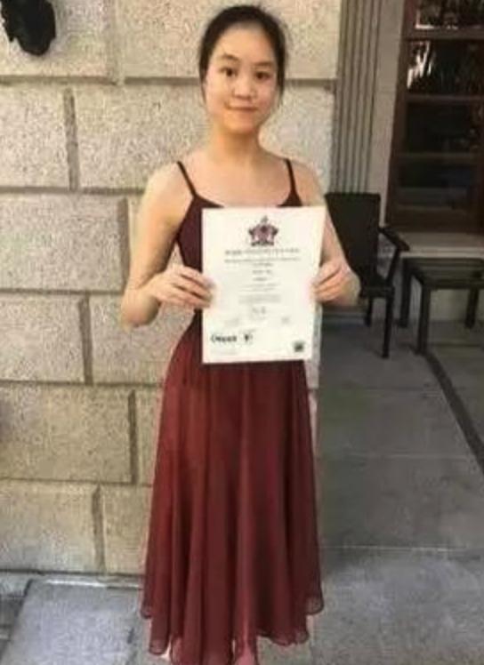 刘銮雄18岁女儿罕晒二人合照，曝生活细节，甜蜜喊话：我爱我爸