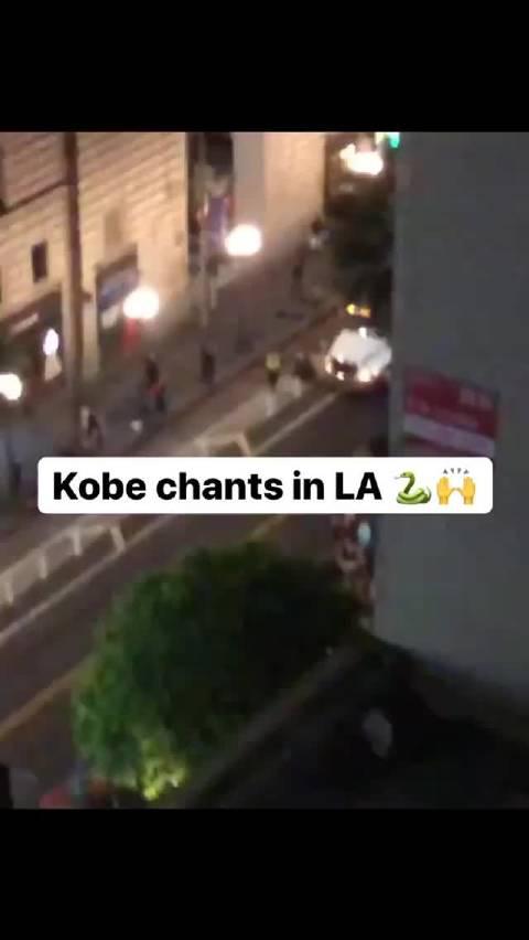 洛杉矶市内，大批球迷高喊“Kobe！Kobe！”