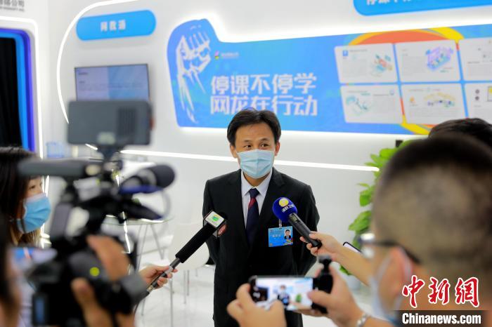 网龙首席执行官熊立博士在现场介绍网龙“停课不停学”产品。 王晓青 摄