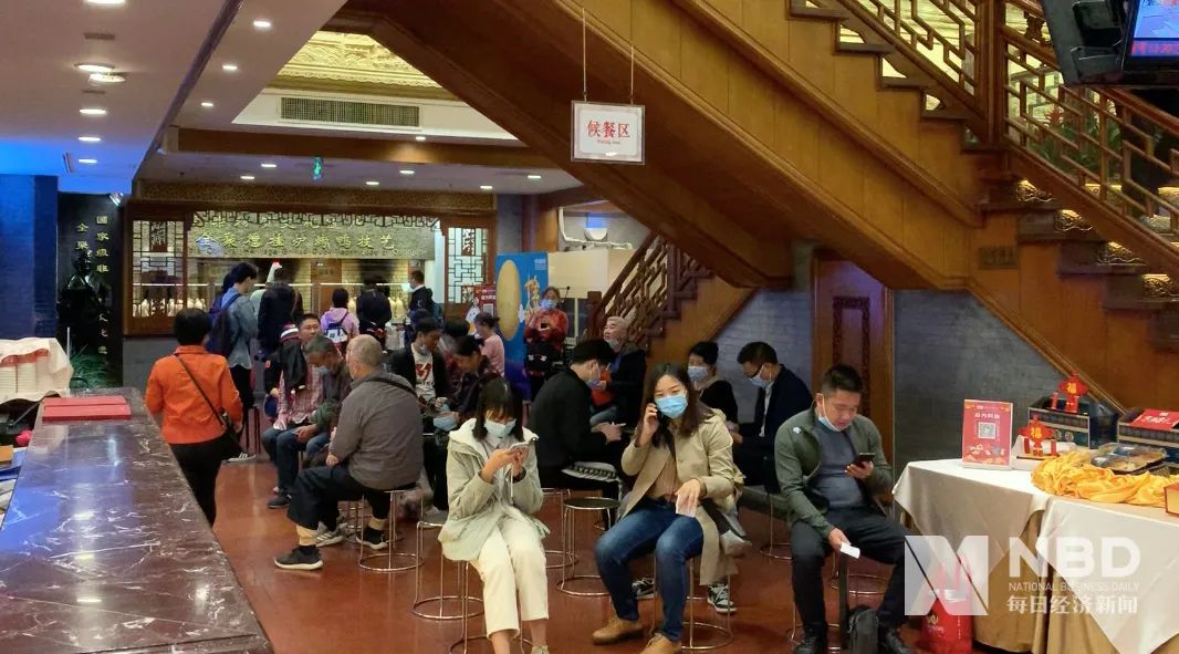 ▲10月6日中午12点,食客正在全聚德前门店排队等位。图片来源:实习生 杨煜 摄