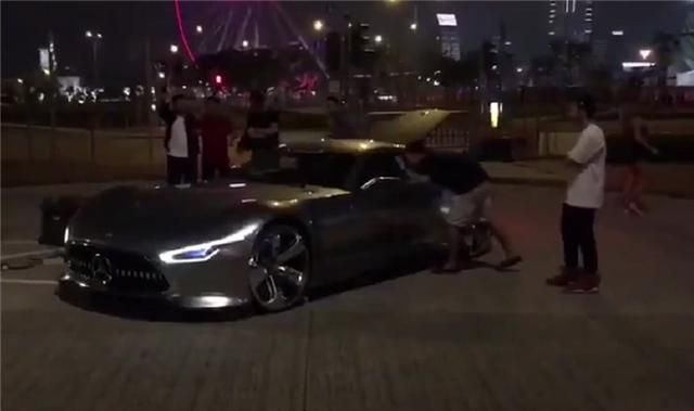 奔驰Vision GT实车亮相,V8引擎+鸥翼门,车重1385kg,全球仅1台