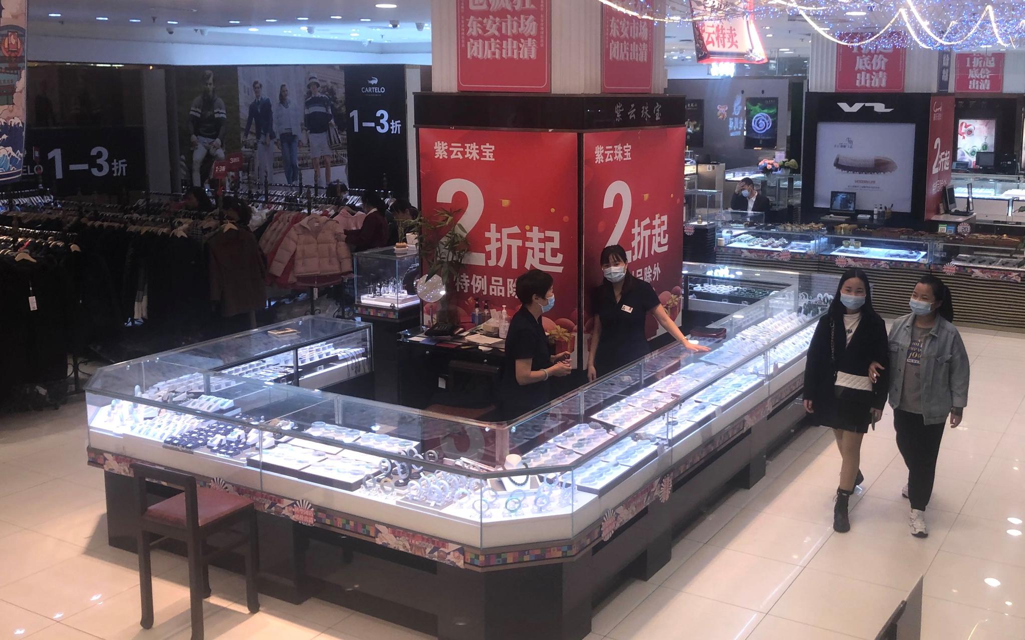 东安市场一层,各大金银、珠宝品牌正在出清大促。拍照/新京报记者 吴宁