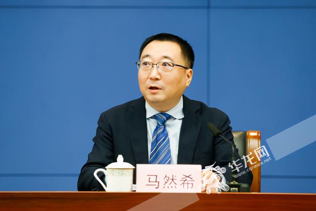 市委宣传部副部长,市政府新闻办主任马然希主持新闻发布会.