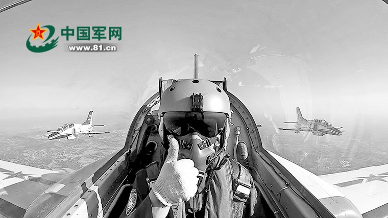 凌思源完成对地攻击任务后与战友返航。孙 钦摄