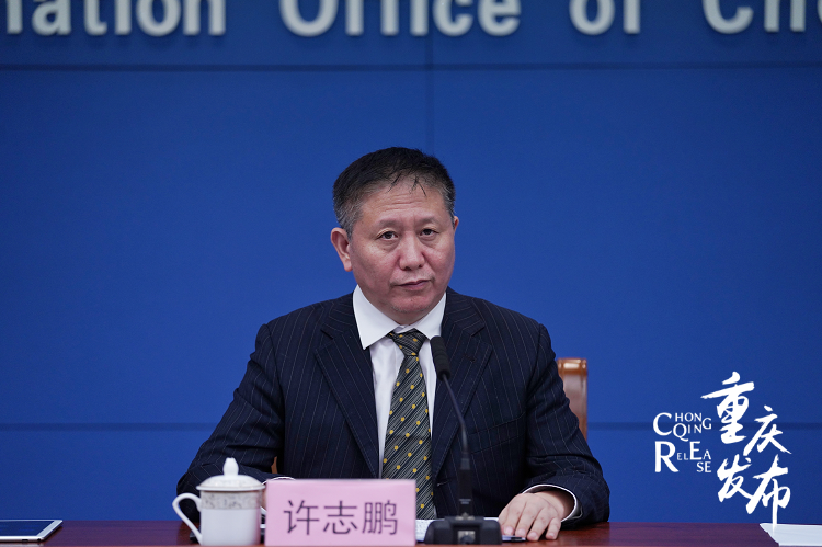 重庆市科学手艺局副局长许志鹏回覆记者提问 罗嘉 摄