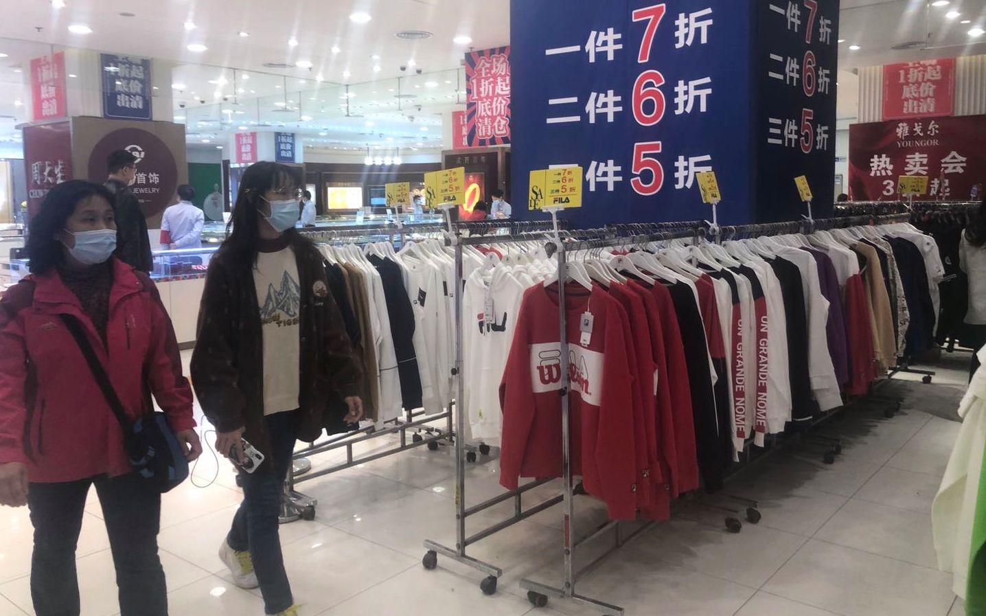 东安市场内,各大品牌打扮正在促销。拍照/新京报记者 吴宁
