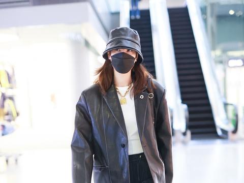郑希怡穿黑色皮质外套现身机场，头戴黑色渔夫帽酷感时髦