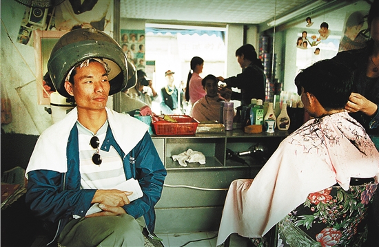 　1997年，珠海翠微村的男人“赶潮流”去发廊烫发 李伟坤 摄