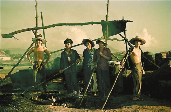 　1989年，珠海铺沥青路的小伙 李伟坤 摄