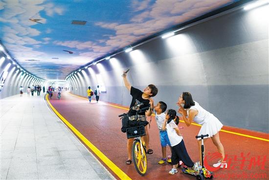 今年6月，珠海板樟山慢行景观隧道开通，为美丽滨城再添一景 宋金峪 摄