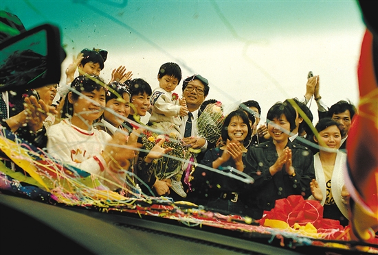 　1993年，珠海首开国内“科技重奖”先河，重奖科技人员 李伟坤 摄