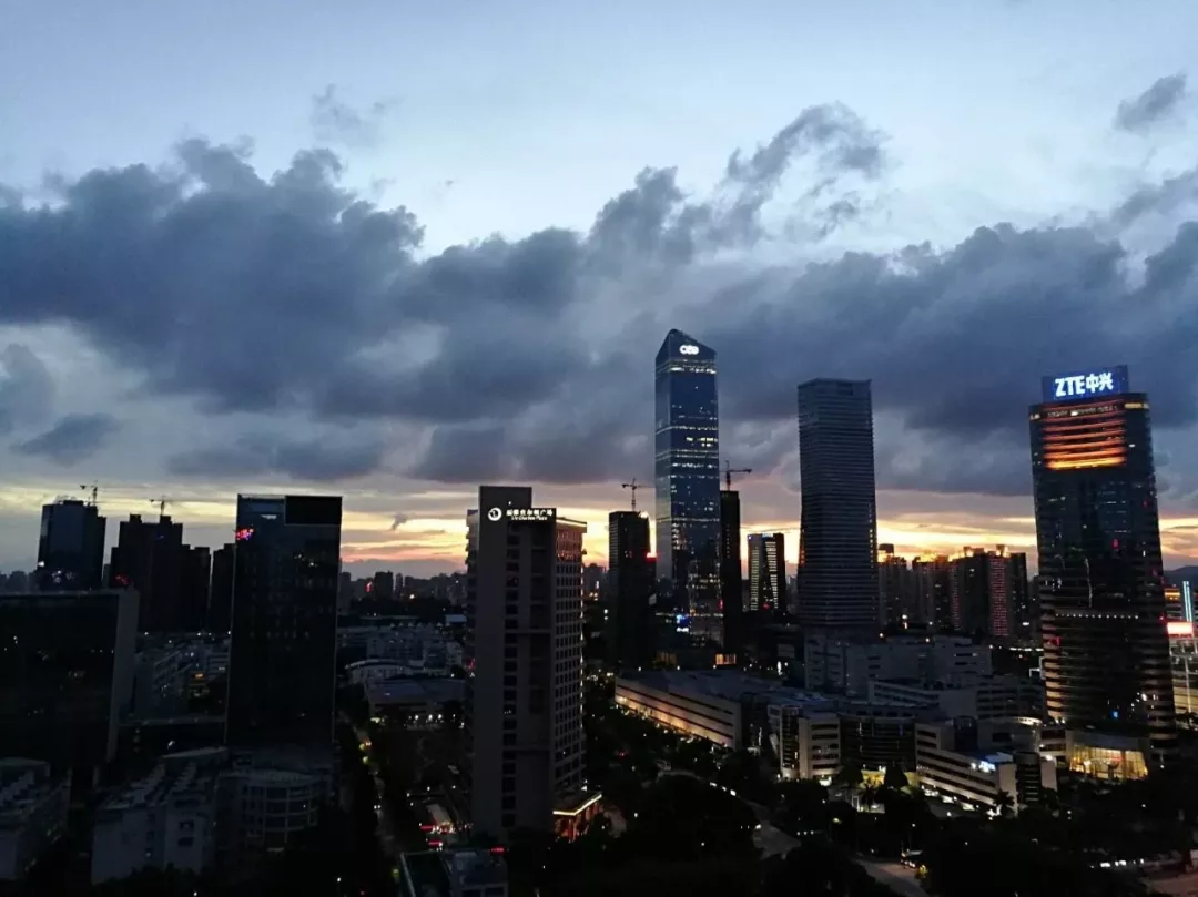 “中国最强街道”粤海街道夜景(图源:网络)