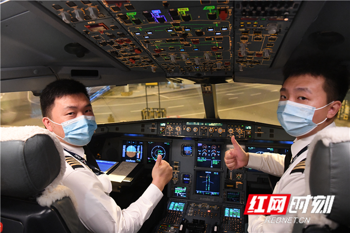 　　乘客正在办理值机。