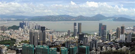 经过四十年的建设,深圳蛇口工业区已发展成外向型经济开发区 陈宗浩 摄