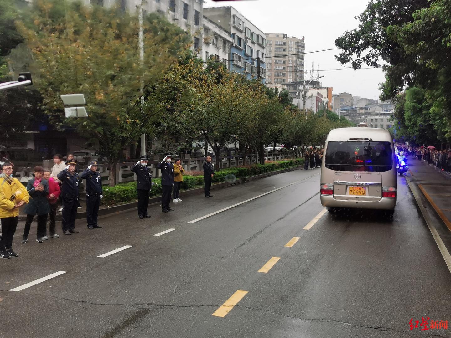 送李雨别。好汉民警李雨阗