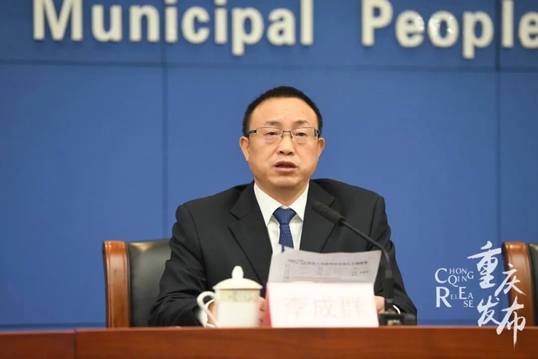 李成群回覆记者提问邹乐摄