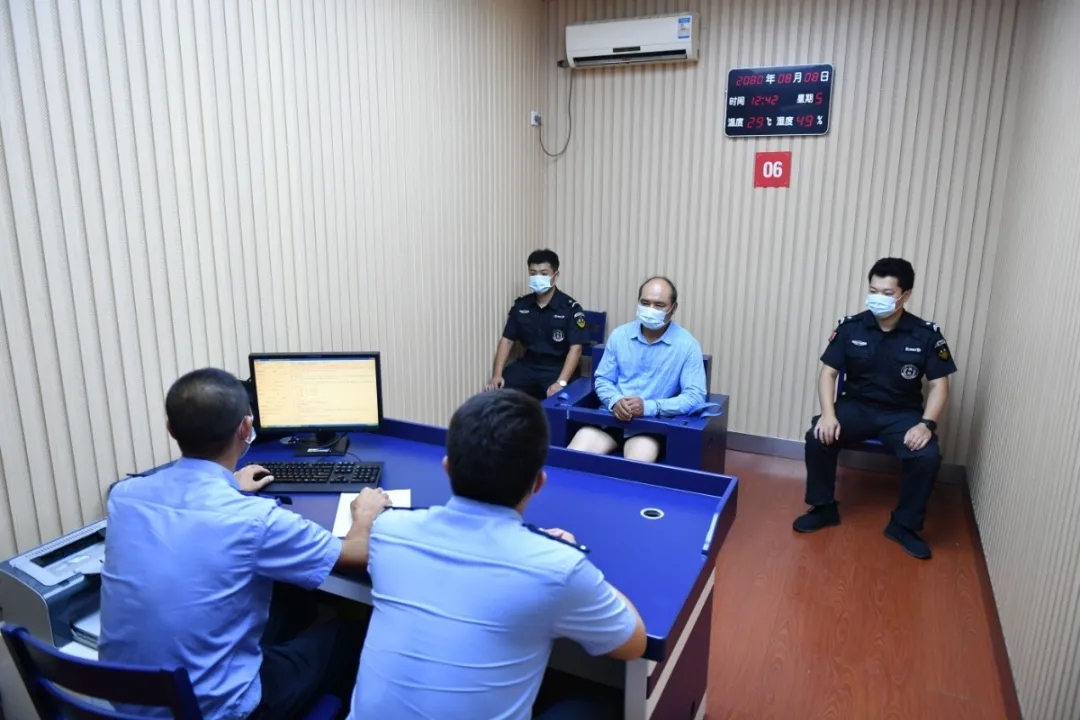 犯法嫌疑人郁某被警方节制。图源江苏警方