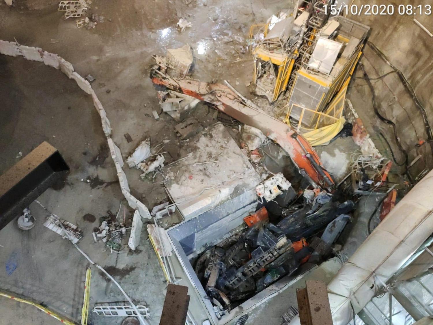 香港中九龙干线施工现场发生挖掘机坠井事故