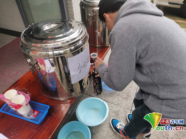 图为学生正在领取“大锅汤”。中国青年网通讯员 廖旭 摄