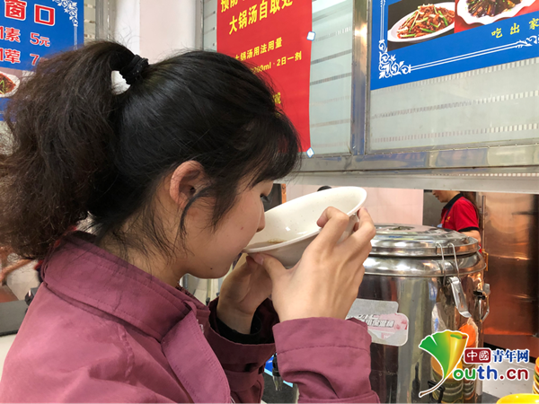 图为学生正在饮用“大锅汤”。中国青年网通讯员 沈萌萍 摄