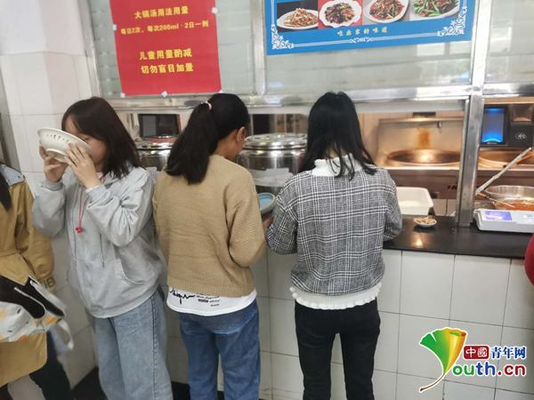 图为学生正在领取“大锅汤”。中国青年网通讯员 廖旭 摄