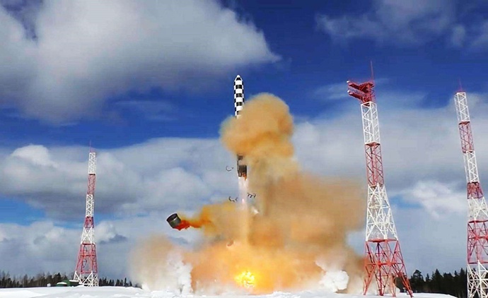 俄罗斯近年来加快了核武器现代化建设，图为俄新研制的“萨尔马特”液体洲际导弹。
