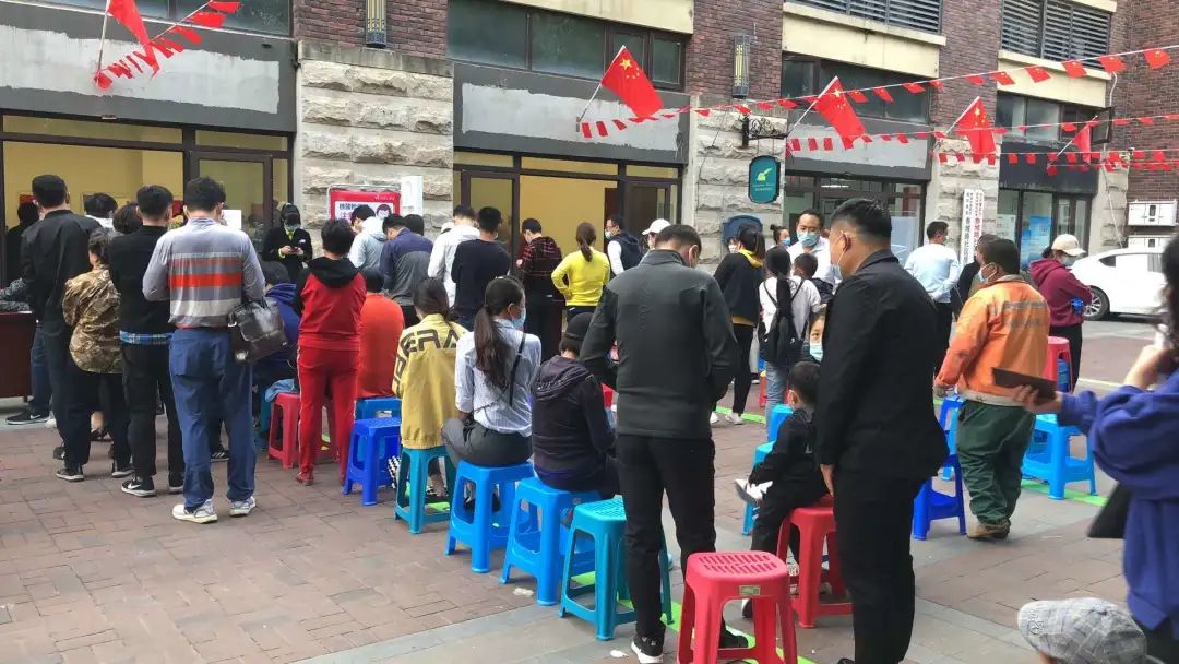 部分检测点为前来检测的市民准备的板凳 采访者供图