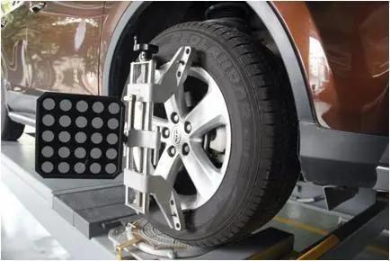 方向盘抖就做动平衡？动平衡不行就做四轮定位？