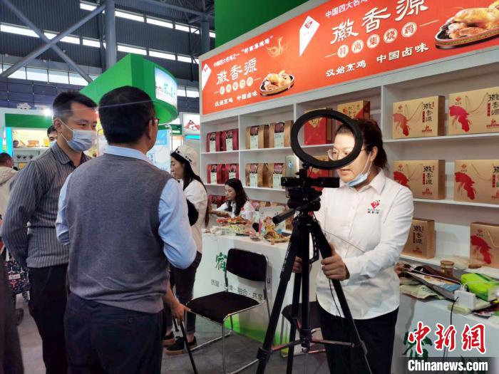 部分商家在展会上做直播。 张强 摄