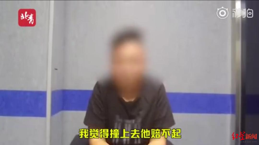 ↑孔某称:“我觉得撞上去他赔不起,应该让我!” 截图自青流视频