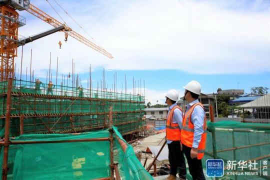 ↑10月7日,在斐济首都苏瓦,中铁一局斐济公司工作人员在斐济控股公司商业大厦施工现场检查工作。新华社记者 张永兴 摄