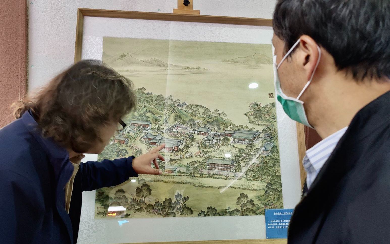 画子房工作室尹文华在介绍他画的“圆明园第四十一景:如园”,此作品依据天津大学圆明园研究院张凤梧老师指导其研究生陈鹏做的建筑复原方案,仿乾隆四十景图而成。摄影/新京报记者 浦峰