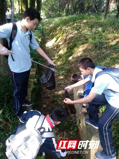 长沙市湘一芙蓉中学2002班学生开展垃圾分类宣传活动.