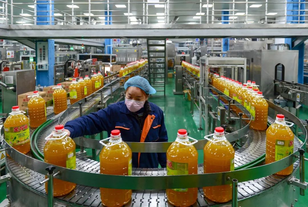 益海嘉里(重庆)粮油有限公司食用油生产车间 。万难 摄