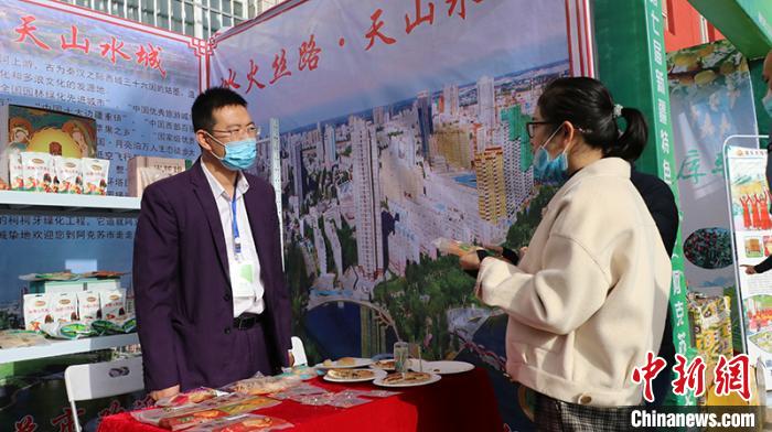 阿克苏馕产业园逐步打造成阿克苏就业创业孵化基地,可提供直接就业岗位4000余个,带动区域性就业2万人。图为阿克苏馕产业园在交易会上展示各种馕饼,吸引客商驻足品尝。 王小军 摄