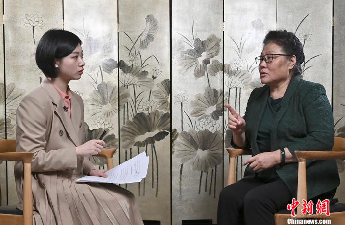 中国外汇投资研究院院长、首席经济学家谭雅玲接受中新社“中国焦点面对面”专访,解析近期人民币大幅升值。 中新社记者 张兴龙 摄
