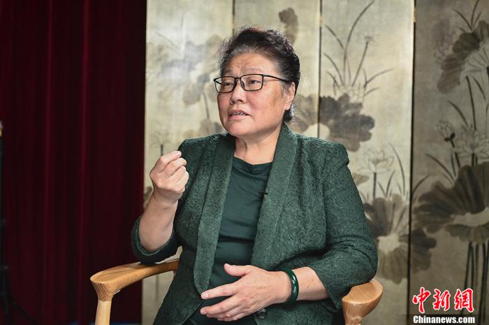 中国外汇投资研究院院长、首席经济学家谭雅玲接受中新社“中国焦点面对面”专访,解析近期人民币大幅升值。 中新社记者 张兴龙 摄