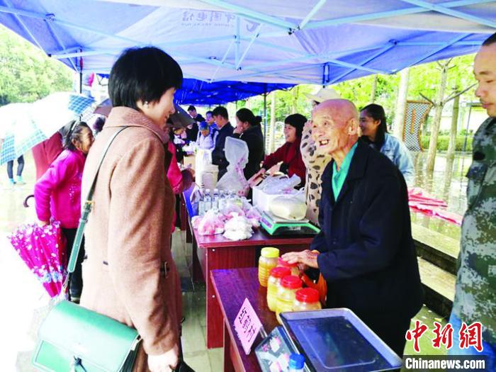 重庆万州消费扶贫:“山乡土货”成村民增收“香饽饽”