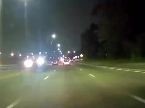 玩命！实拍：奔驰高速路狂追奥迪跑车 极限超车失败连撞多车！