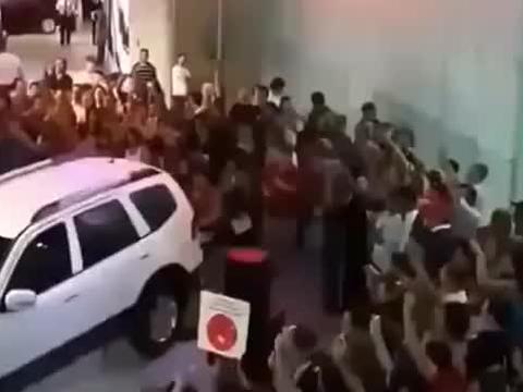 逆天比亚迪, 车展会上汽车突然变形, 万人围观!