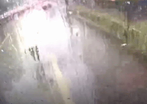 大雨中,杭州男子在路中央拼命往前跑!后面一辆公交车紧跟!早高峰这一幕,惊心动魄...休闲区蓝鸢梦想 - Www.slyday.coM 大雨中,杭州男子在路中央拼命往前跑!后面一辆公交车紧跟!早高峰这一幕,惊心动魄...休闲区蓝鸢梦想 - Www.slyday.coM