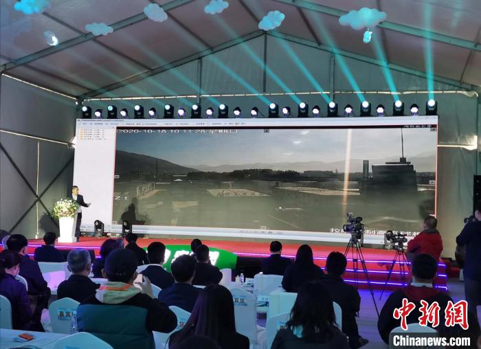 在开放日上,中储粮演示如何远程监测粮食储备情况。 周锐 摄