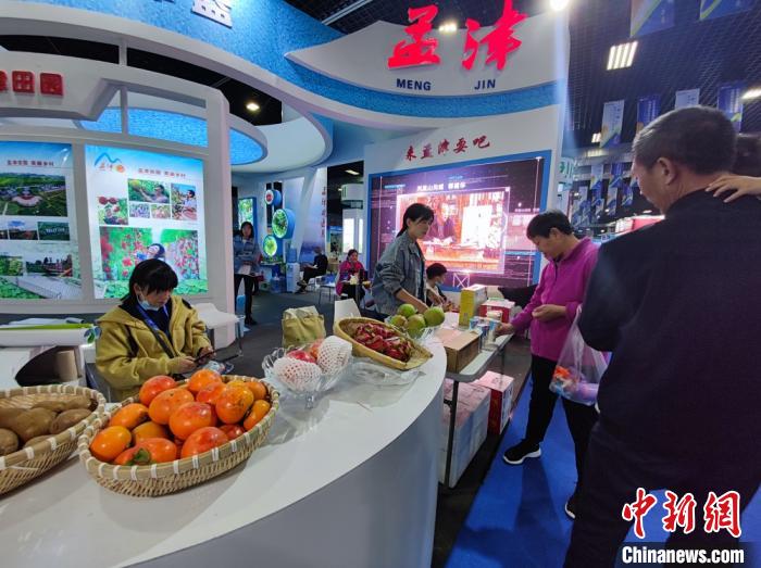 图为“一带一路”(洛阳)国际农业合作博览会上河南本地农副产品展出。 阚力 摄
