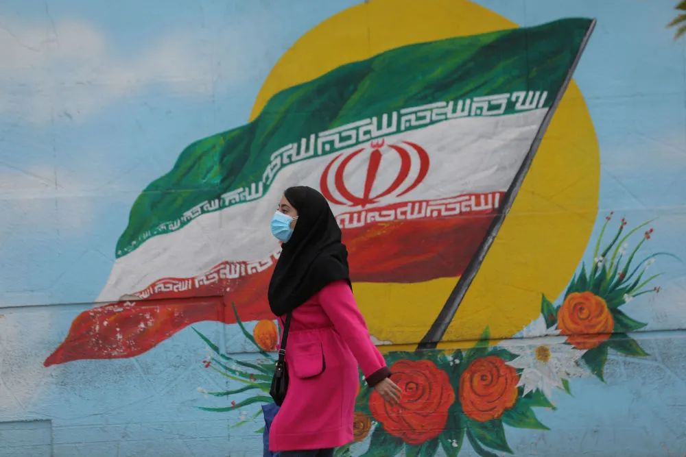 ▲10月10日，一名女子戴口罩走在伊朗德黑兰街头。（新华社/路透）